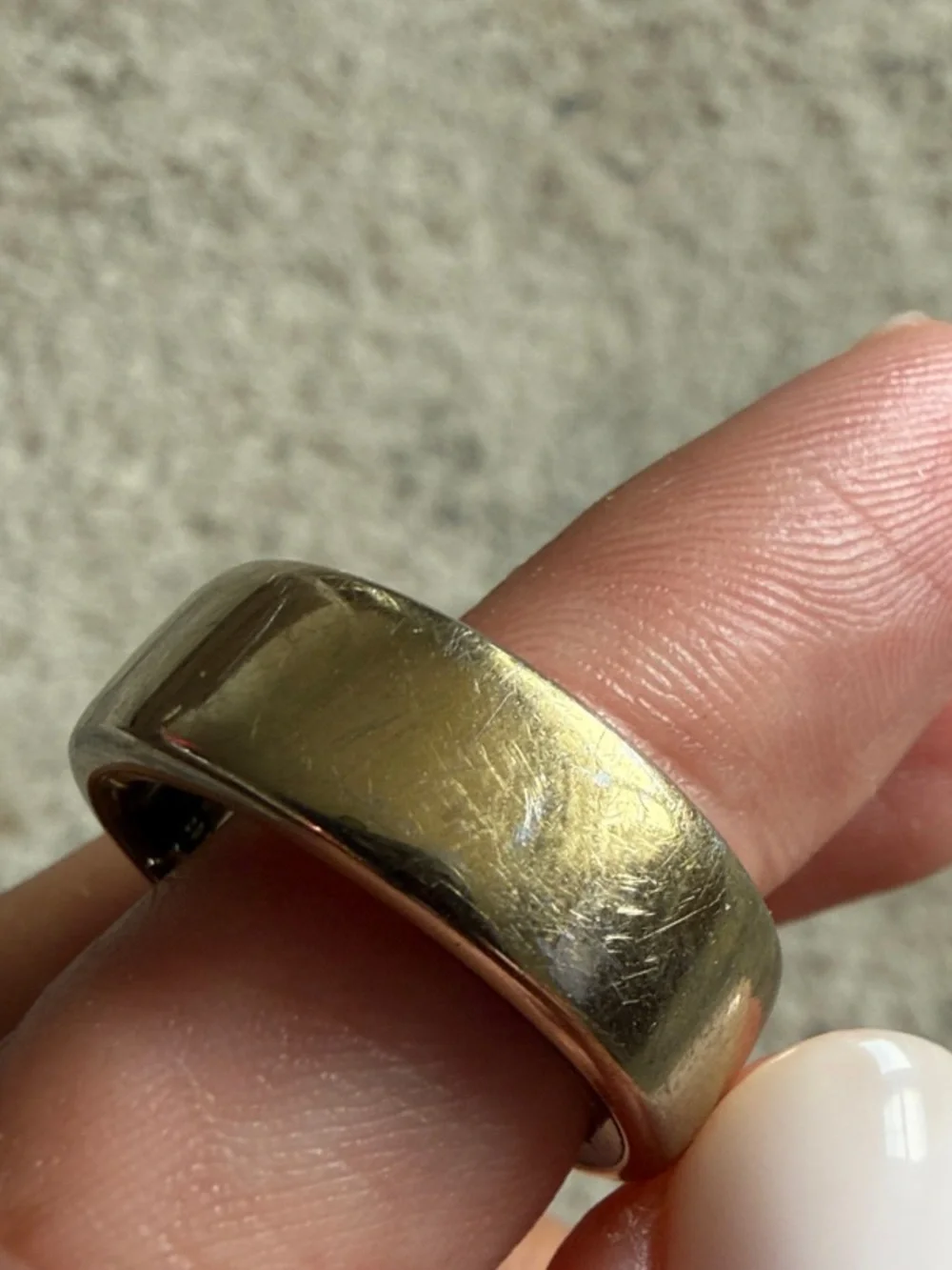 Oura Gold Tone Smart Ring with Black Charger